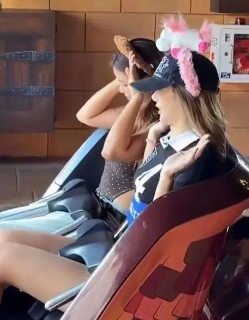 Lisa现身新加坡环球影城,笑容超甜,粉丝们疯狂追逐