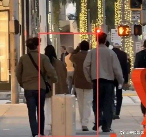 林俊杰与传闻女友同框照冲上热搜，本人发文后秒删引猜测