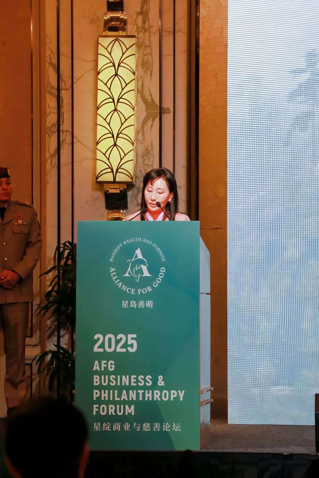 获不丹王太后颁奖!中国高端白酒听花酒惊艳亮相新加坡