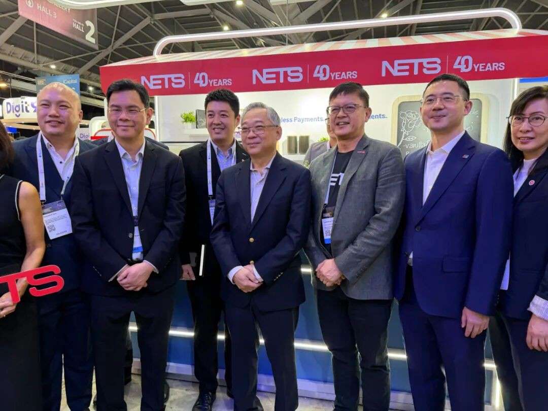 新加坡副总理现场变脸马斯克？！还体验了属于未来的支付装置