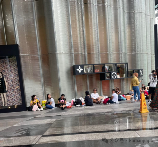 天桥上睡觉、商场外歌舞、LV门口野餐！为什么新加坡女佣喜欢聚集在这里？