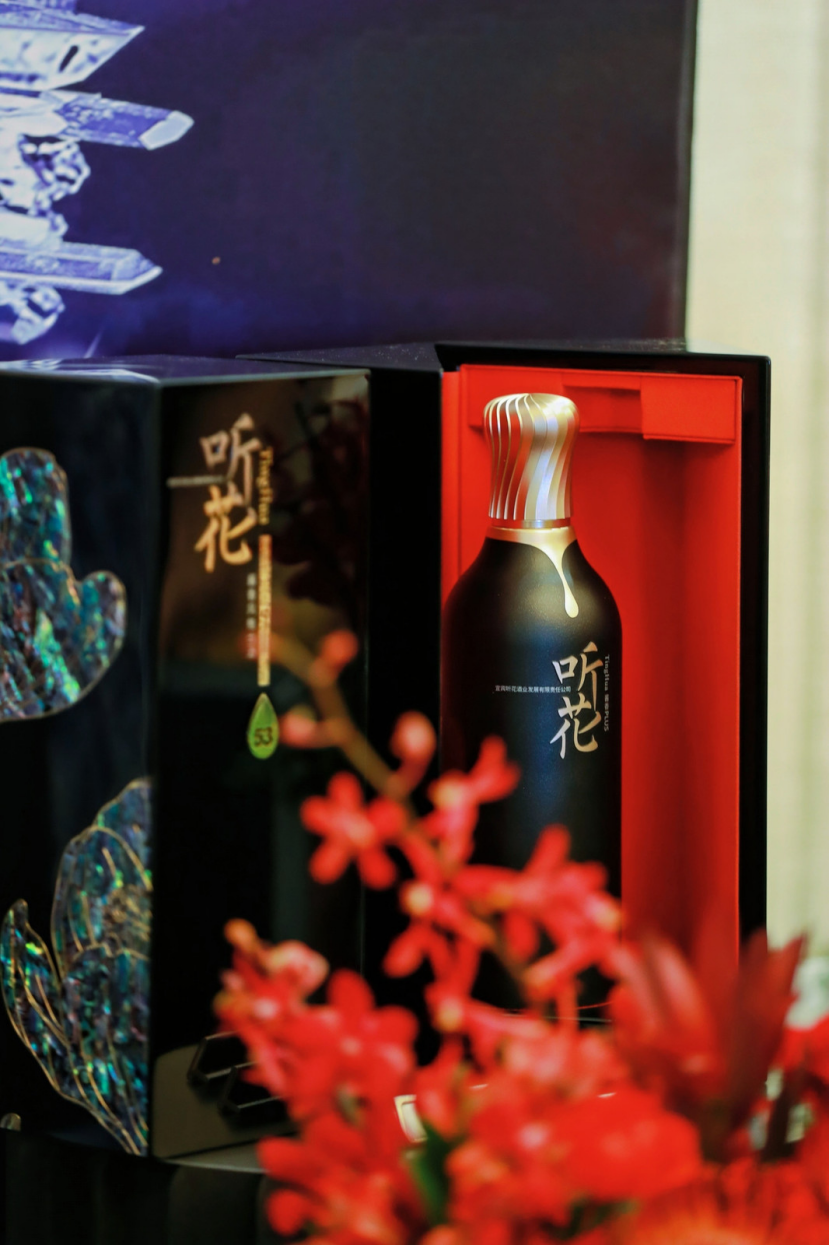 获不丹王太后颁奖!中国高端白酒听花酒惊艳亮相新加坡