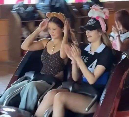 Lisa现身新加坡环球影城,笑容超甜,粉丝们疯狂追逐