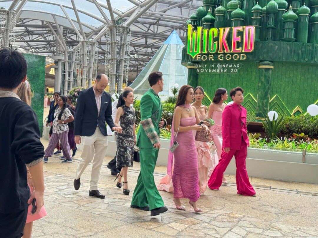 奥斯卡影后竟在黄砖路上做这件事?《魔法坏女巫2》新加坡首映礼现场太炸了!
