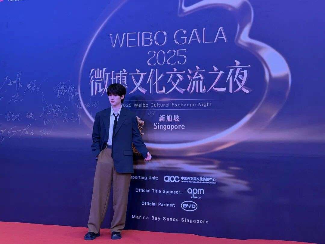 现场直击!任嘉伦、刘雨昕、刘轩丞明星红毯生图暴击,今天的新加坡星光拉满!