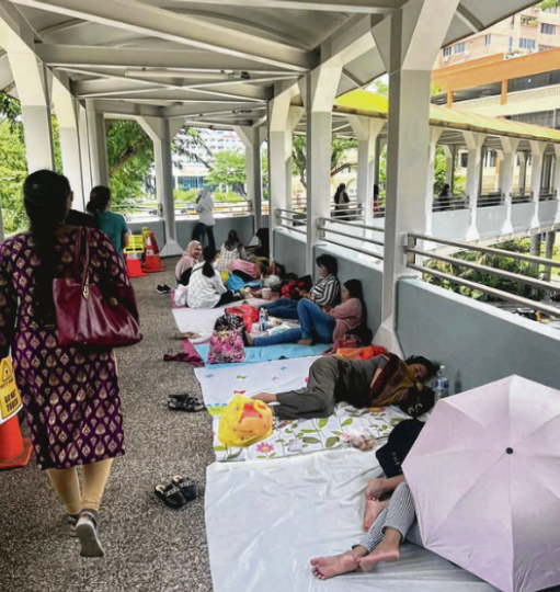 天桥上睡觉、商场外歌舞、LV门口野餐！为什么新加坡女佣喜欢聚集在这里？