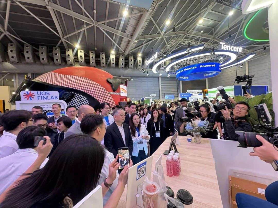 新加坡副总理现场变脸马斯克？！还体验了属于未来的支付装置