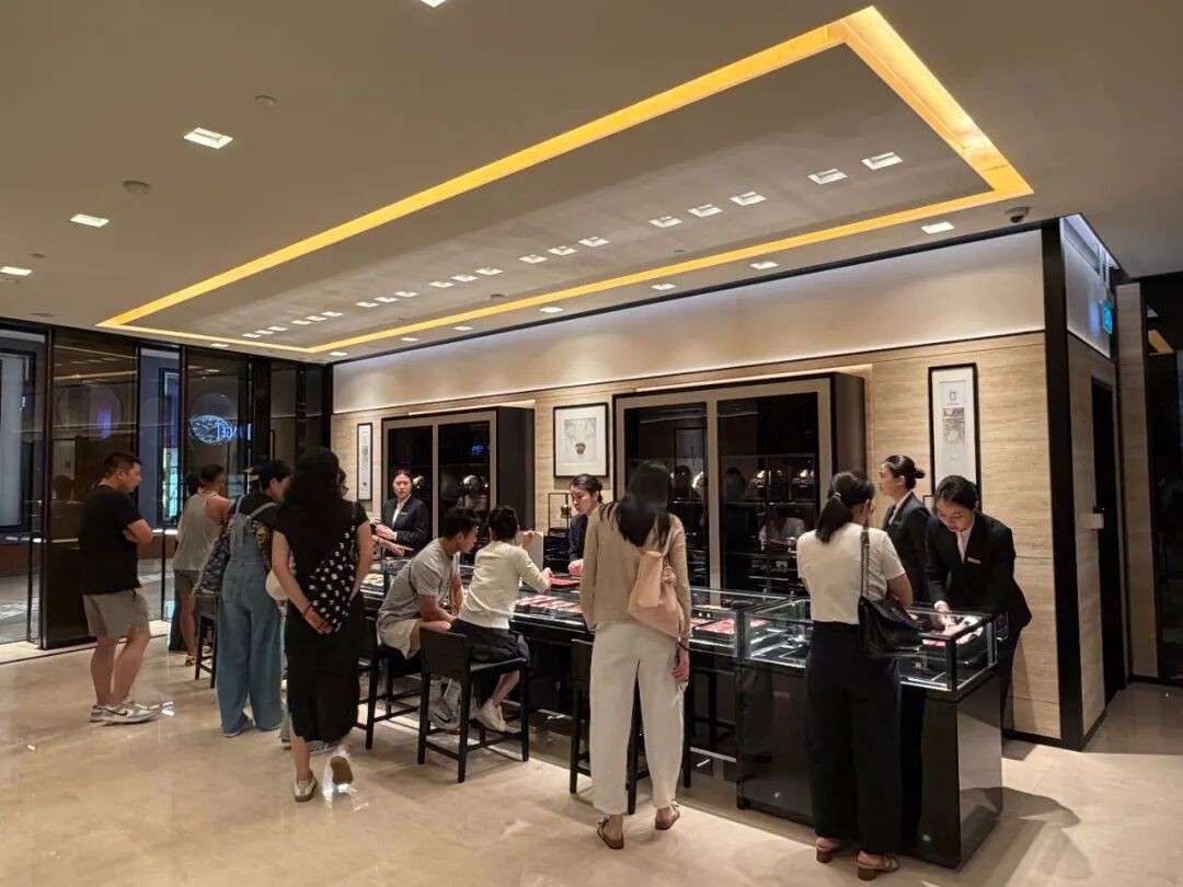 东方美学走向国际:老铺黄金在新加坡金沙的持续热度探秘