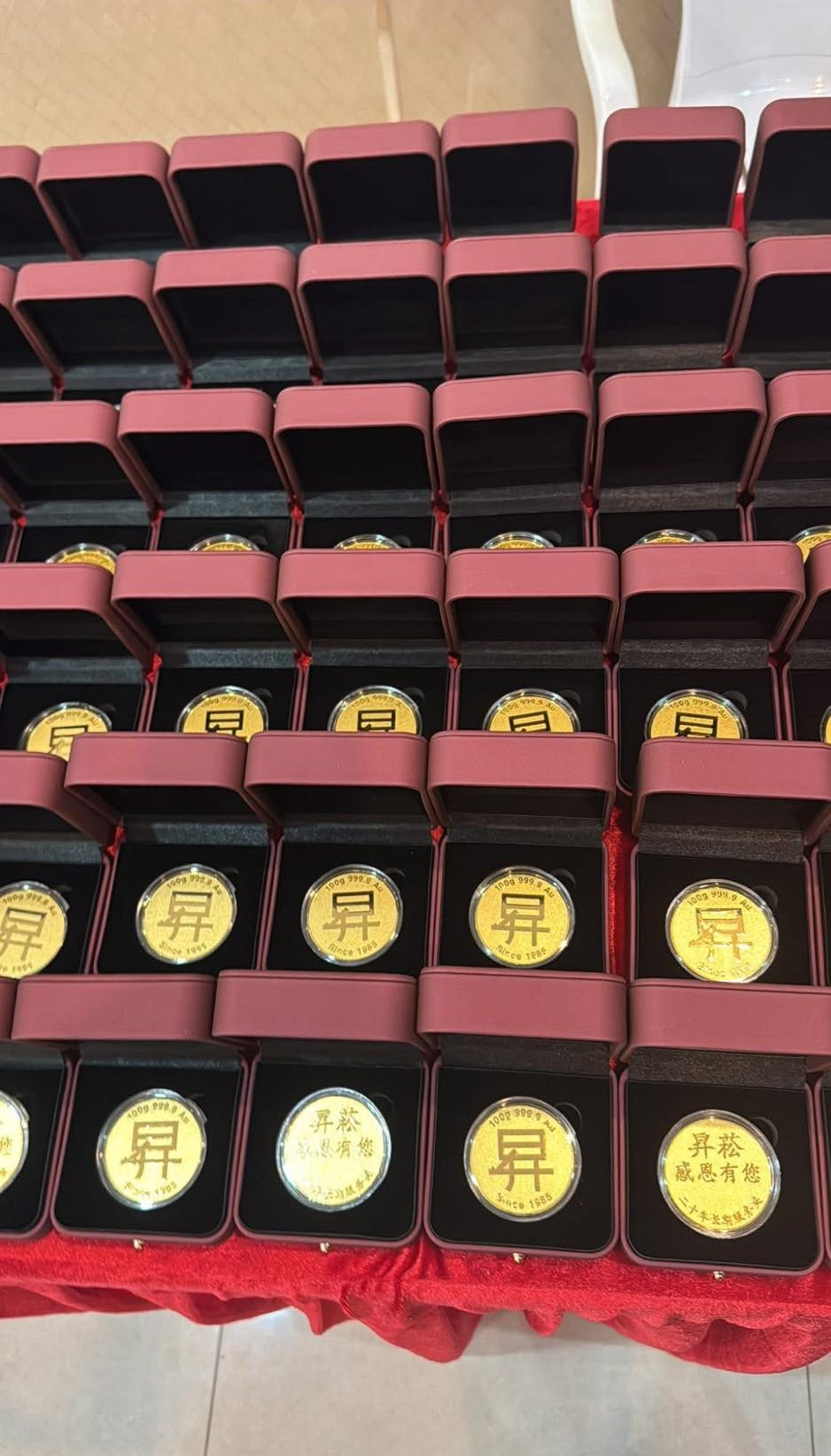 新加坡这家公司给员工发纯金币，最高的拿了100克约1.8万新元- 新加坡眼