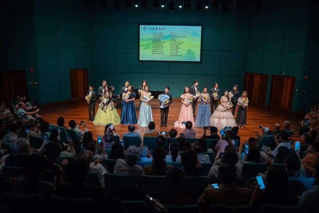 没有声卡修音，没有音响，这场新加坡美声音乐会用“不插电”展现原声的震撼