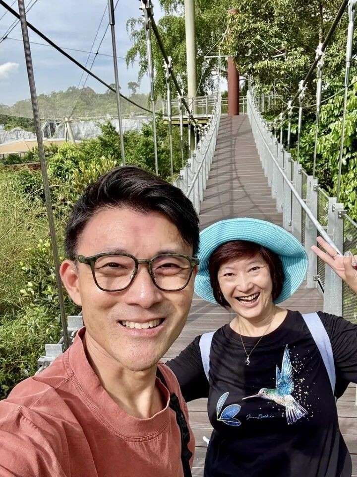 曾患上失语症的新加坡剧场人,五年后写出了《模范答案》