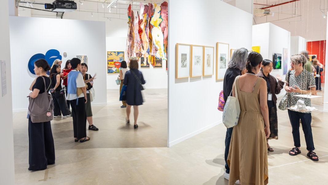 新加坡最大艺术展回归:九把艺术椅藏彩蛋,酒店变身沉浸展厅