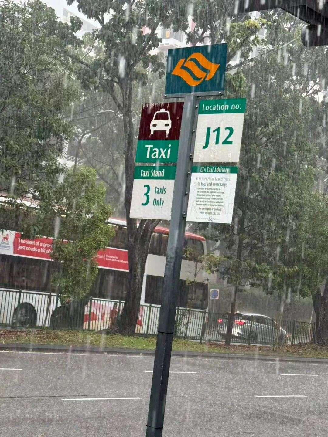 新加坡暴雨拉响红色警报!多区突现淹水,气象局:未来几个月还会更猛!