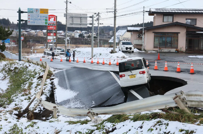 突发！日本再发6.7，6.5级连环地震，空中惊现诡异蓝光，官员被困，新加坡使馆紧急发声