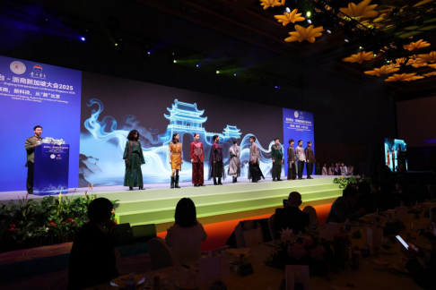 直击2025新加坡浙商大会：投资传奇罗杰斯现身，新加坡俩部长站台，AI机器人登场