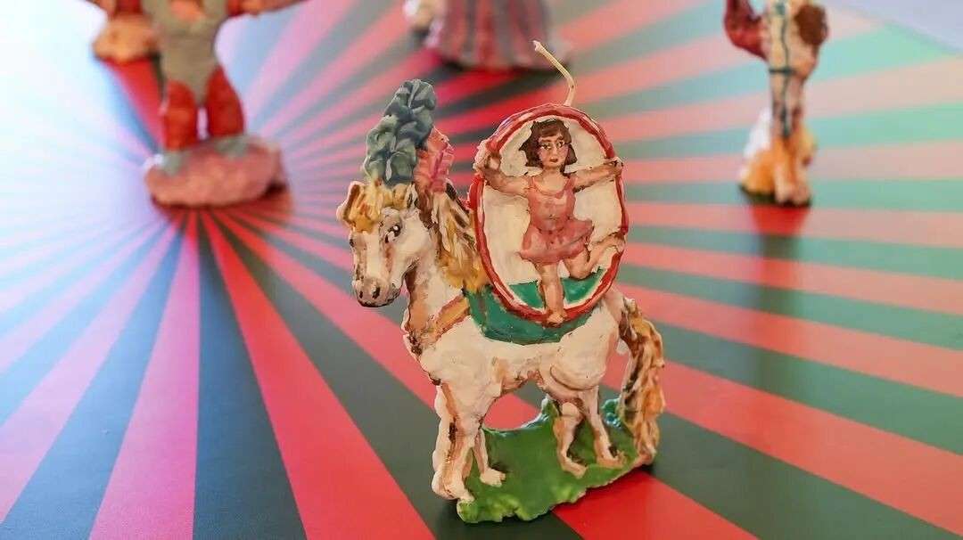 喜欢怪诞风吗?新加坡迎来了独特的蜡烛雕塑展