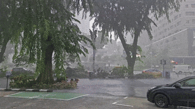 新加坡暴雨拉响红色警报!多区突现淹水,气象局:未来几个月还会更猛!