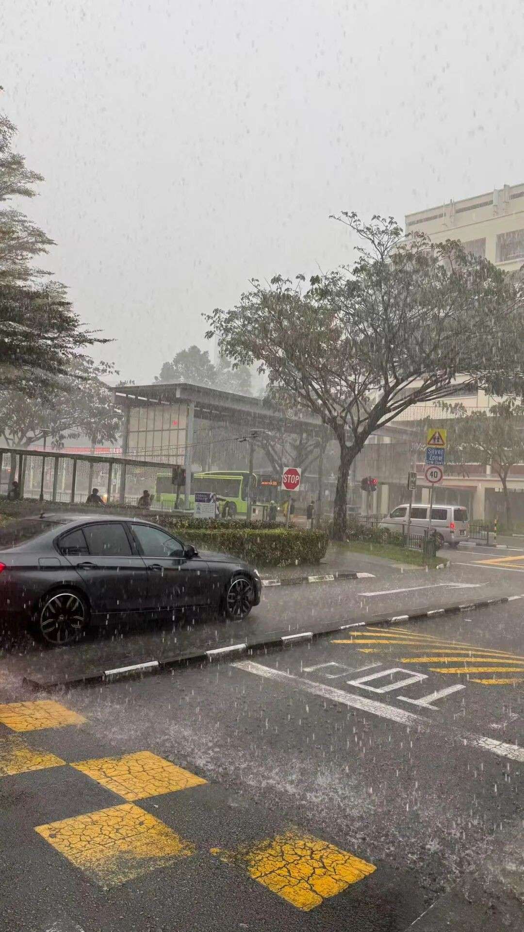 新加坡暴雨拉响红色警报!多区突现淹水,气象局:未来几个月还会更猛!