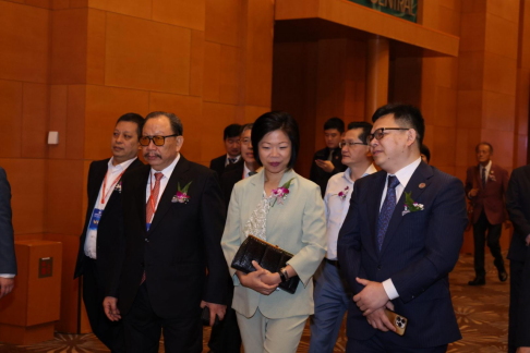 直击2025新加坡浙商大会：投资传奇罗杰斯现身，新加坡俩部长站台，AI机器人登场