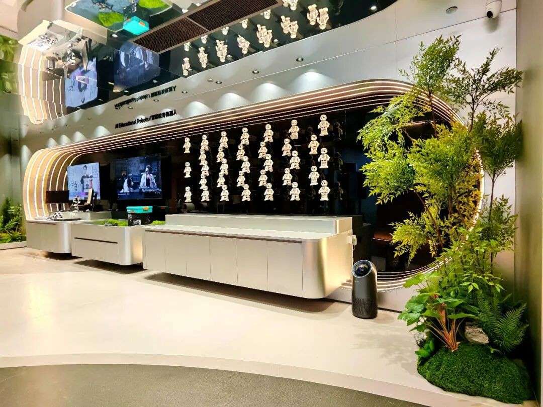 实探新加坡首家机器人体验中心!会聊天的人形机器人、会卖萌的机器狗......未来感拉满!