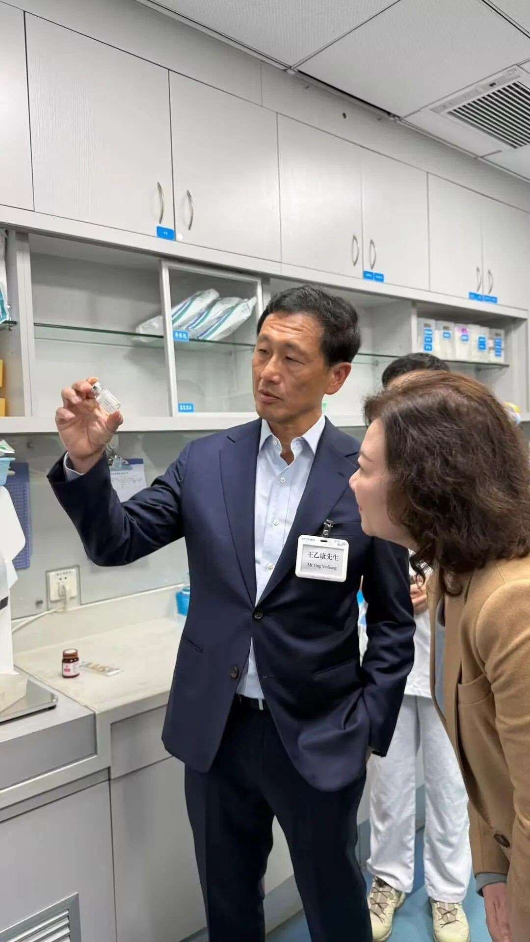 新加坡卫生部长探店中国AI医院！效率超高，但有一件事必须警惕