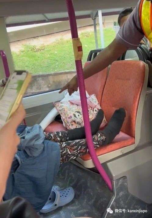 赤脚放扶手，霸座对乘客爆粗...新加坡巴士上的奇葩行为惹众怒，惯犯身份曝光