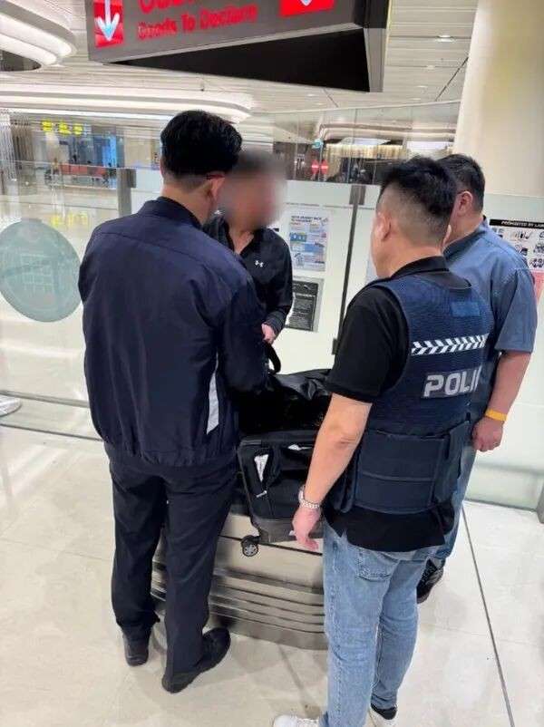 新加坡关卡突然严查!一周70多人中招,有人带百叶窗、智能手表也被罚