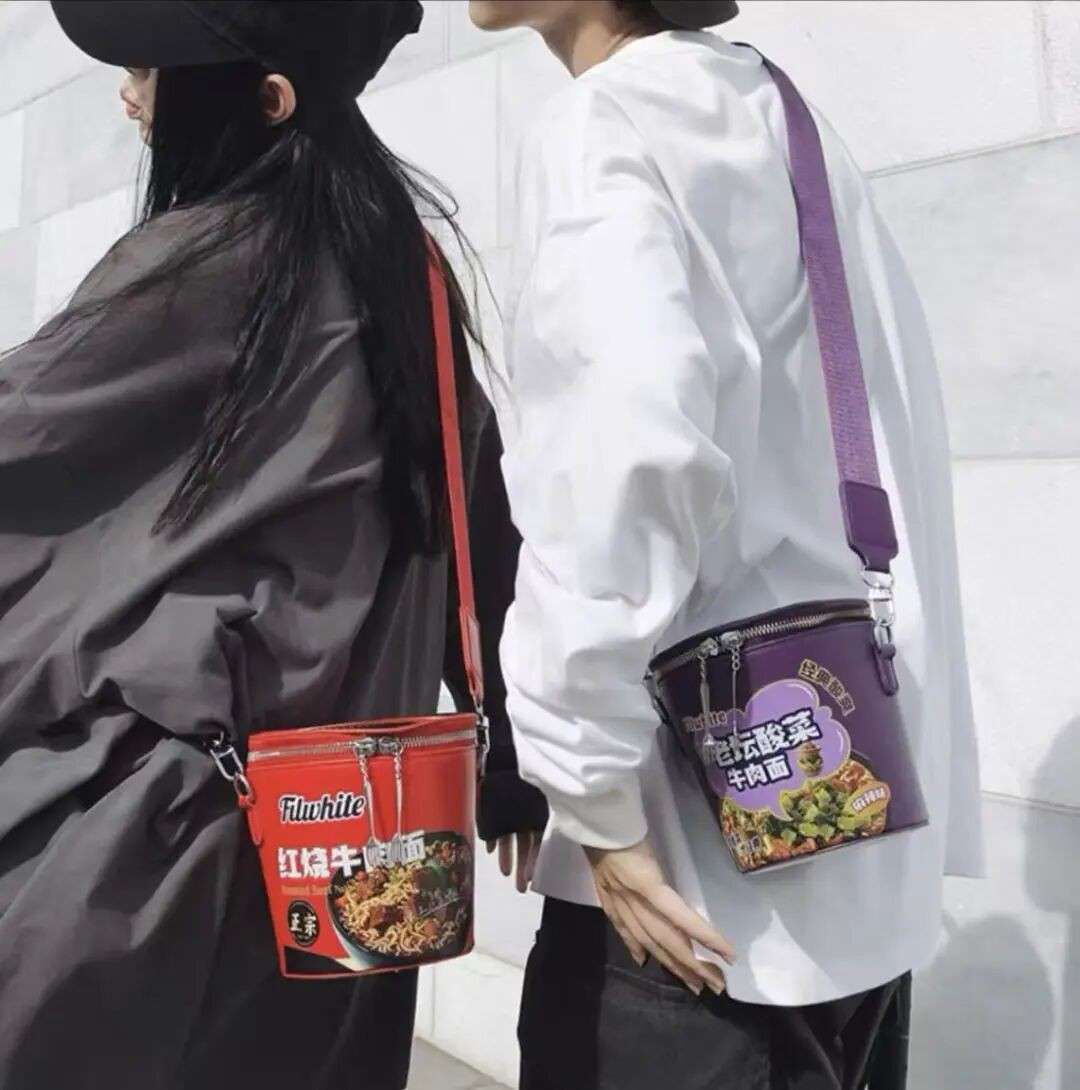 杂菜饭盒变包包，火出圈了！小贩中心C位秒变潮流单品，这脑洞很新加坡