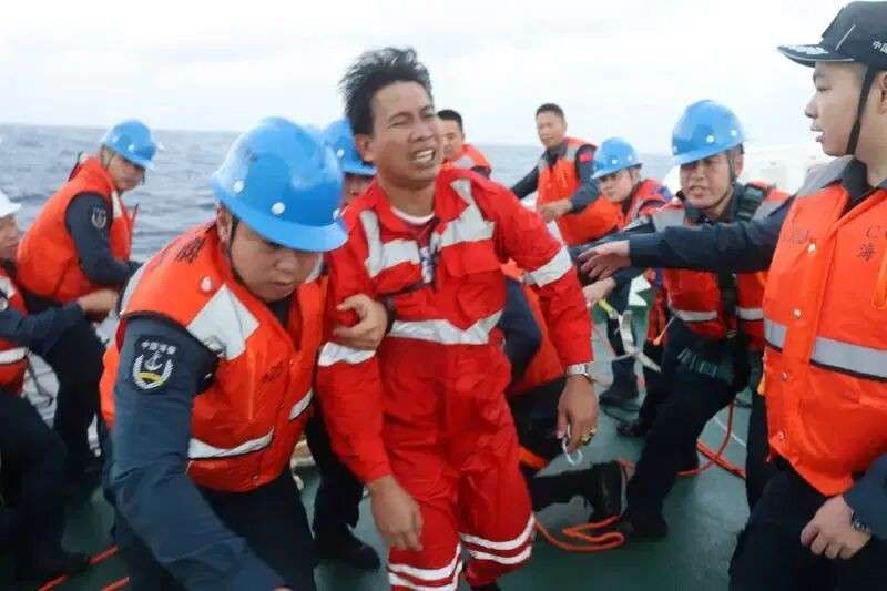 新加坡籍货船在南中国海突发事故，中方迅速出手，顺利移交获救船员