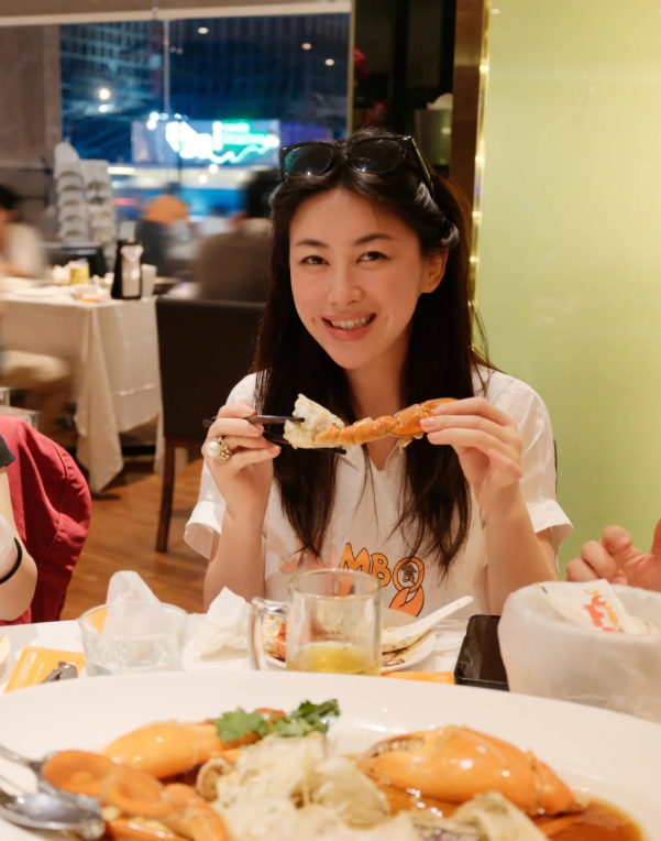 新加坡偶遇朱珠！老公拆螃蟹甜到齁，母女穿娘惹装美翻