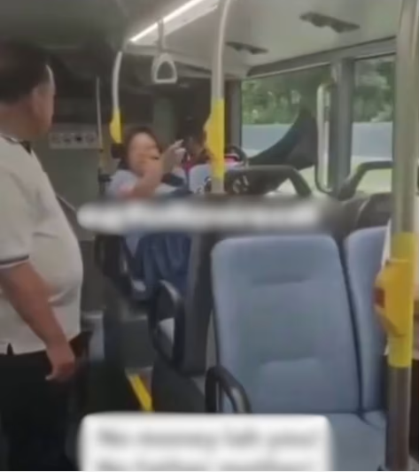 赤脚放扶手，霸座对乘客爆粗...新加坡巴士上的奇葩行为惹众怒，惯犯身份曝光
