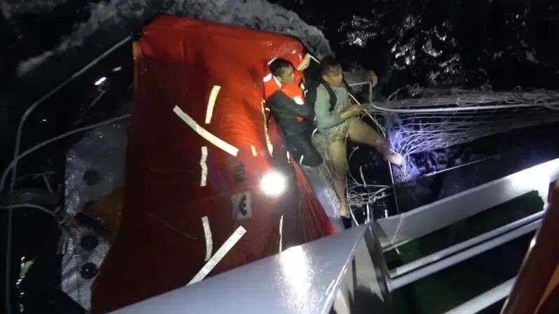 新加坡籍货船在南中国海突发事故，中方迅速出手，顺利移交获救船员