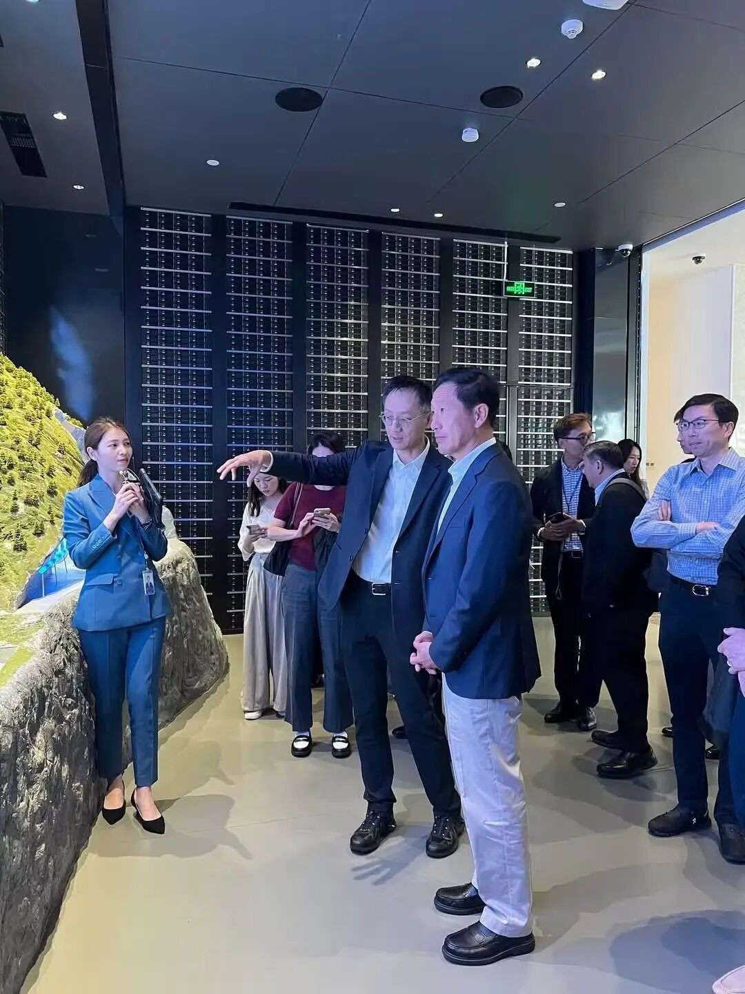 新加坡卫生部长探店中国AI医院！效率超高，但有一件事必须警惕