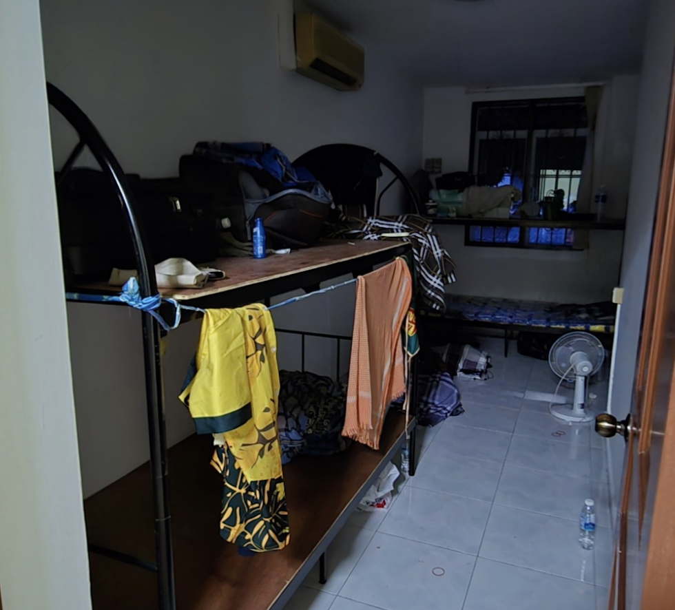 新加坡一栋店屋住了18名外劳，人力部出手了