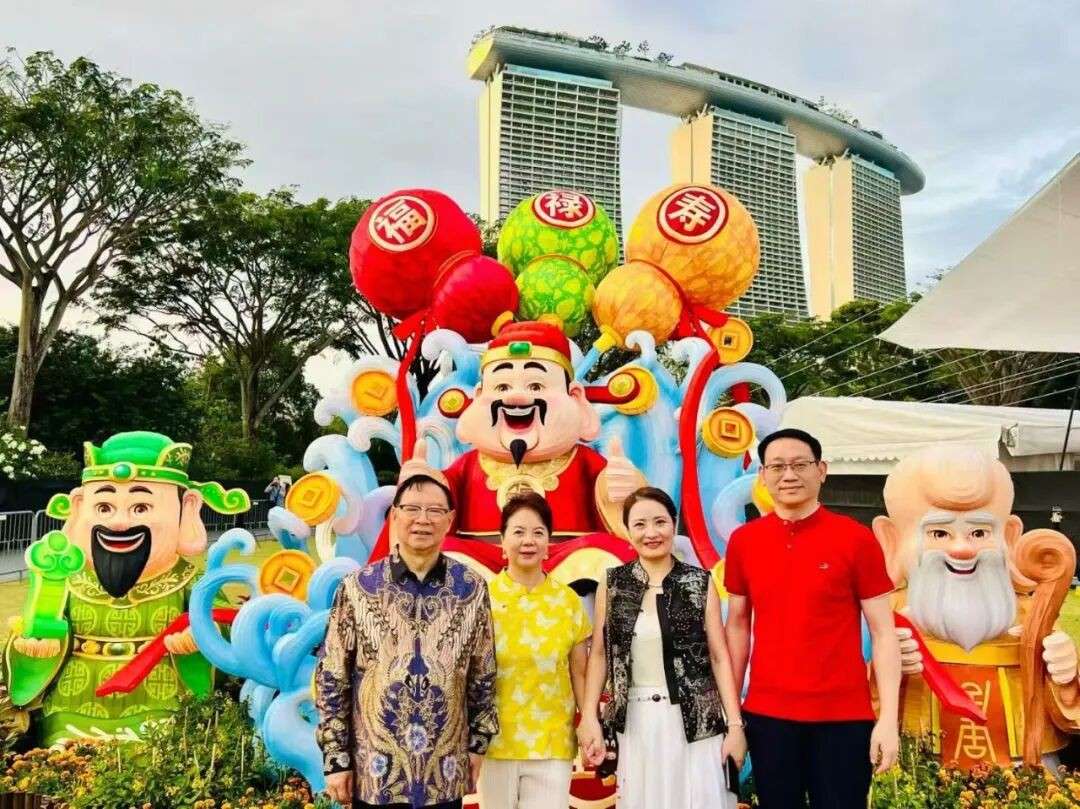 烟火回归!春到河畔40周年点亮滨海湾,现场直击太震撼了