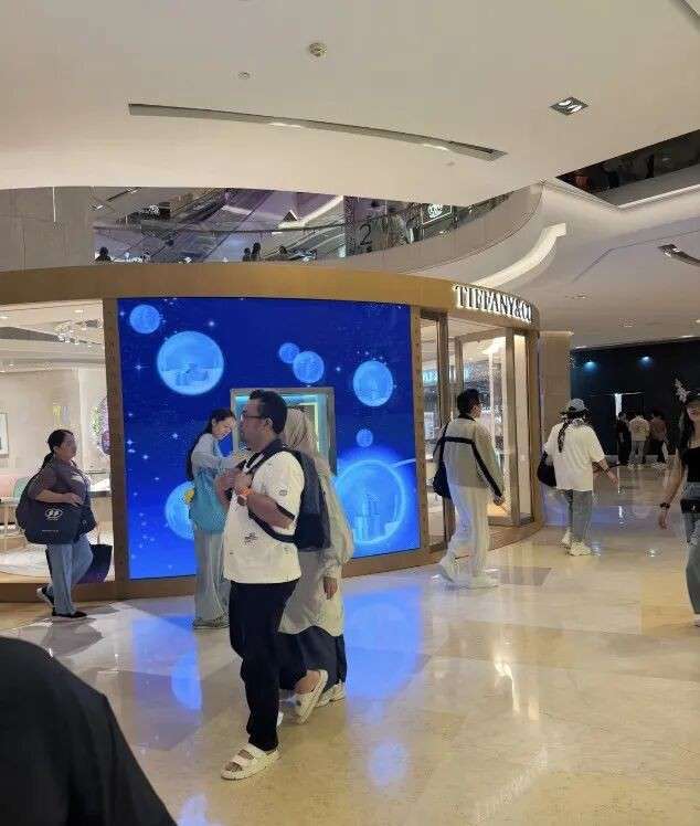 新加坡偶遇向佐一家！郭碧婷平价店给女儿买衣服，素颜状态引热议