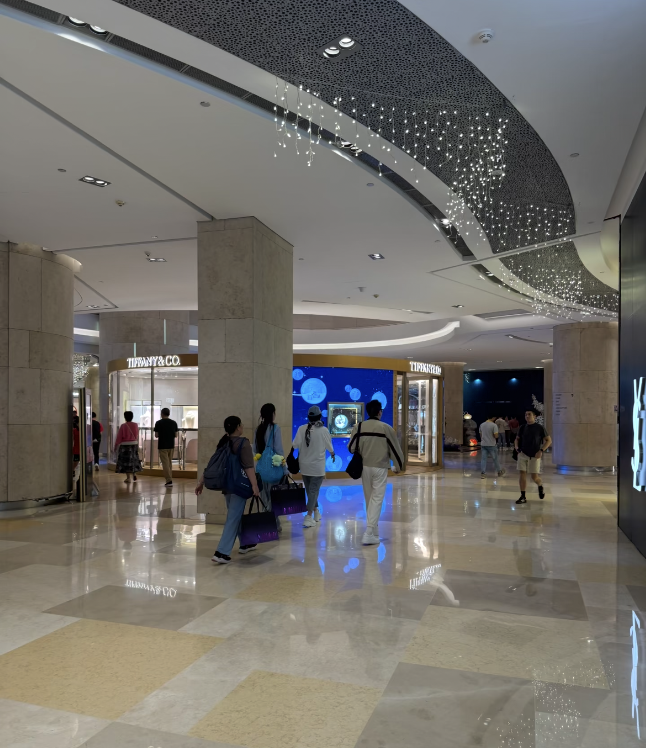 新加坡偶遇向佐一家！郭碧婷平价店给女儿买衣服，素颜状态引热议