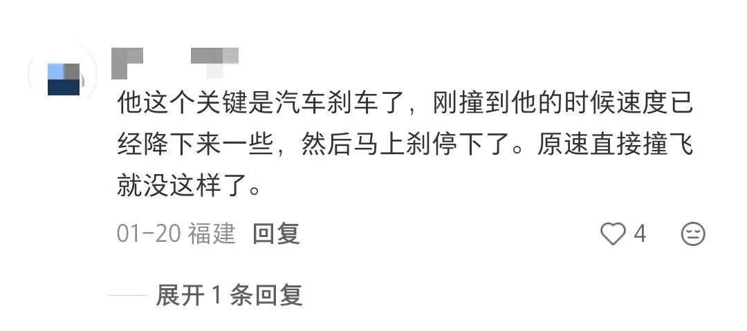新加坡十字路口:男子乱穿马路被车撞飞十几米,竟然还能自己站起来!