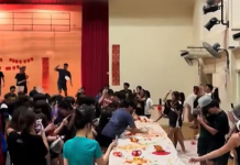 新加坡南大捞鱼生翻车现场!互扔食材玩闹,网友:这玩得有点过火了!校方已介入