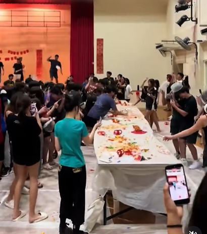 新加坡南大捞鱼生翻车现场!互扔食材玩闹,网友:这玩得有点过火了!校方已介入