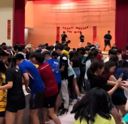 新加坡南大捞鱼生翻车现场!互扔食材玩闹,网友:这玩得有点过火了!校方已介入