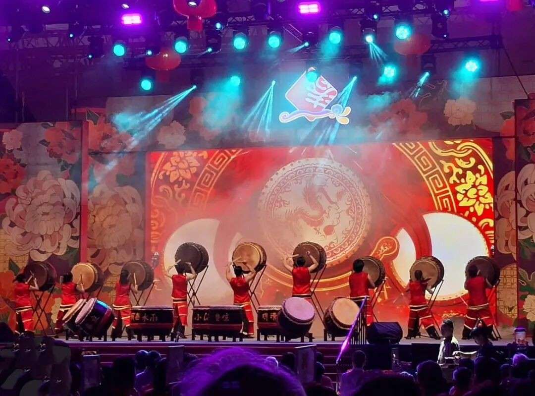 烟火回归!春到河畔40周年点亮滨海湾,现场直击太震撼了