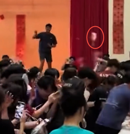 新加坡南大捞鱼生翻车现场!互扔食材玩闹,网友:这玩得有点过火了!校方已介入