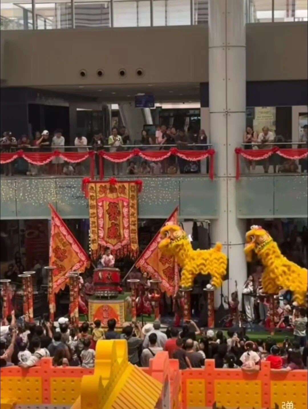 新加坡大年初一气温降至22℃!领导人集体拜年!黄循财秀书法、李显龙拍大片...