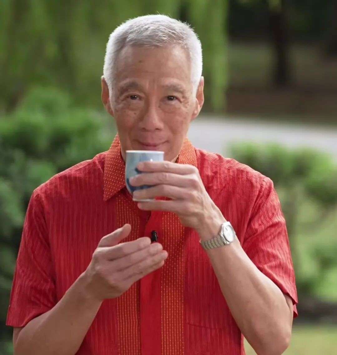 “魔法茶杯”又来了!李显龙发视频庆新年和斋月,华语马来语无缝切换超亲切