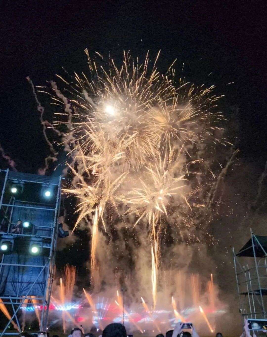 烟火回归!春到河畔40周年点亮滨海湾,现场直击太震撼了