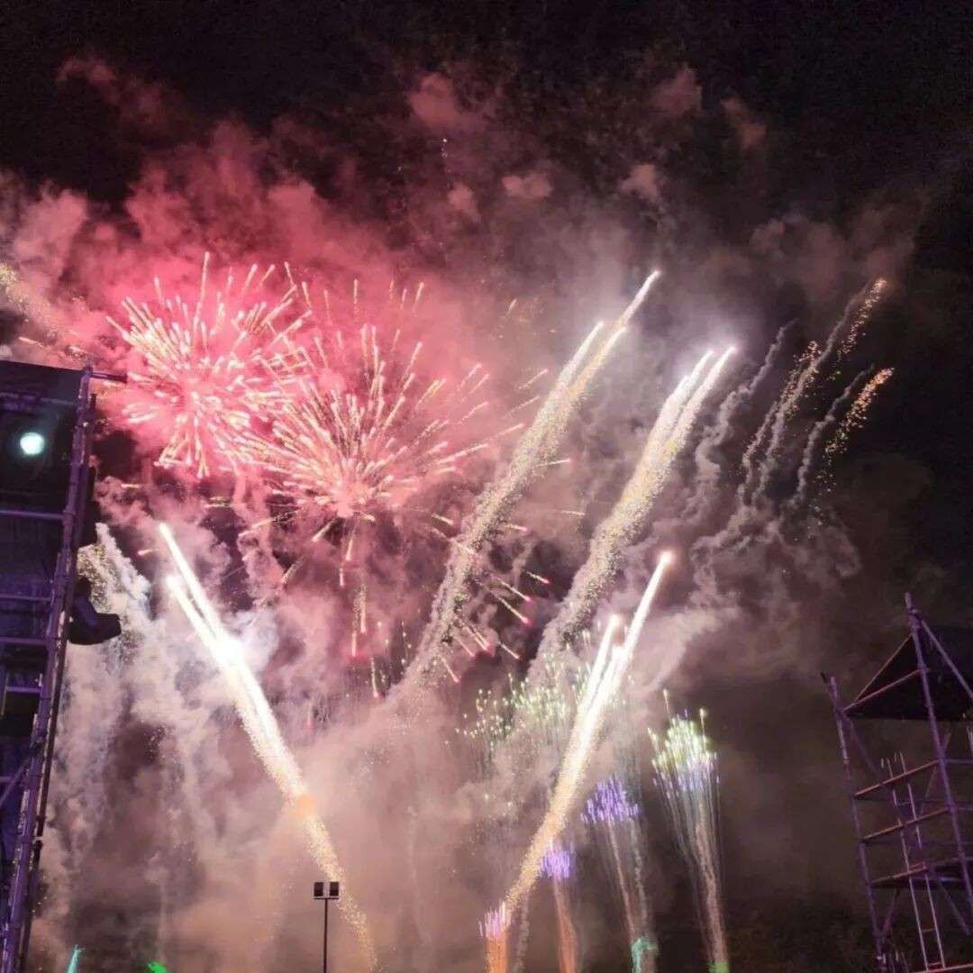烟火回归!春到河畔40周年点亮滨海湾,现场直击太震撼了