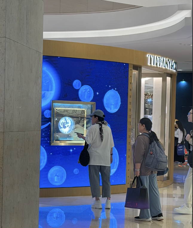 新加坡偶遇向佐一家！郭碧婷平价店给女儿买衣服，素颜状态引热议
