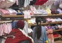 新加坡偶遇向佐一家!郭碧婷平价店给女儿买衣服,素颜状态引热议