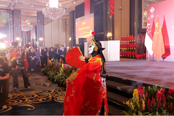 600人赴中国驻新加坡使馆过年！机器人跳舞，肩上芭蕾惊艳